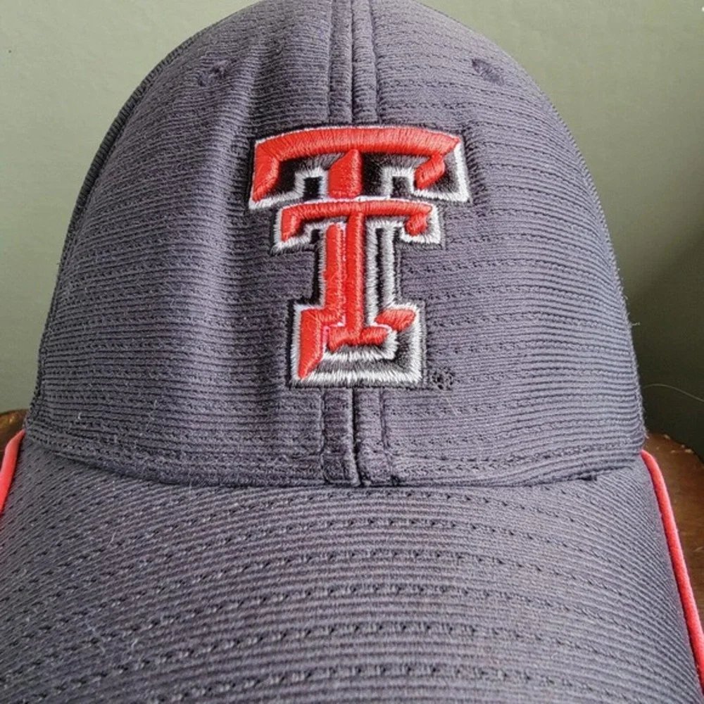Texas Tech Red‎ Raiders Fitted Under Armour Large Black Red Ball Cap Hat